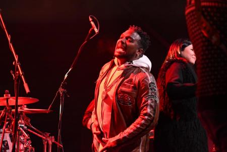 Temperamentna Tanja Žagar je razgrela kamniško publiko za najdaljšo noč v letu in silvestrovanje v centru Pravljičnega Kamnika (30)